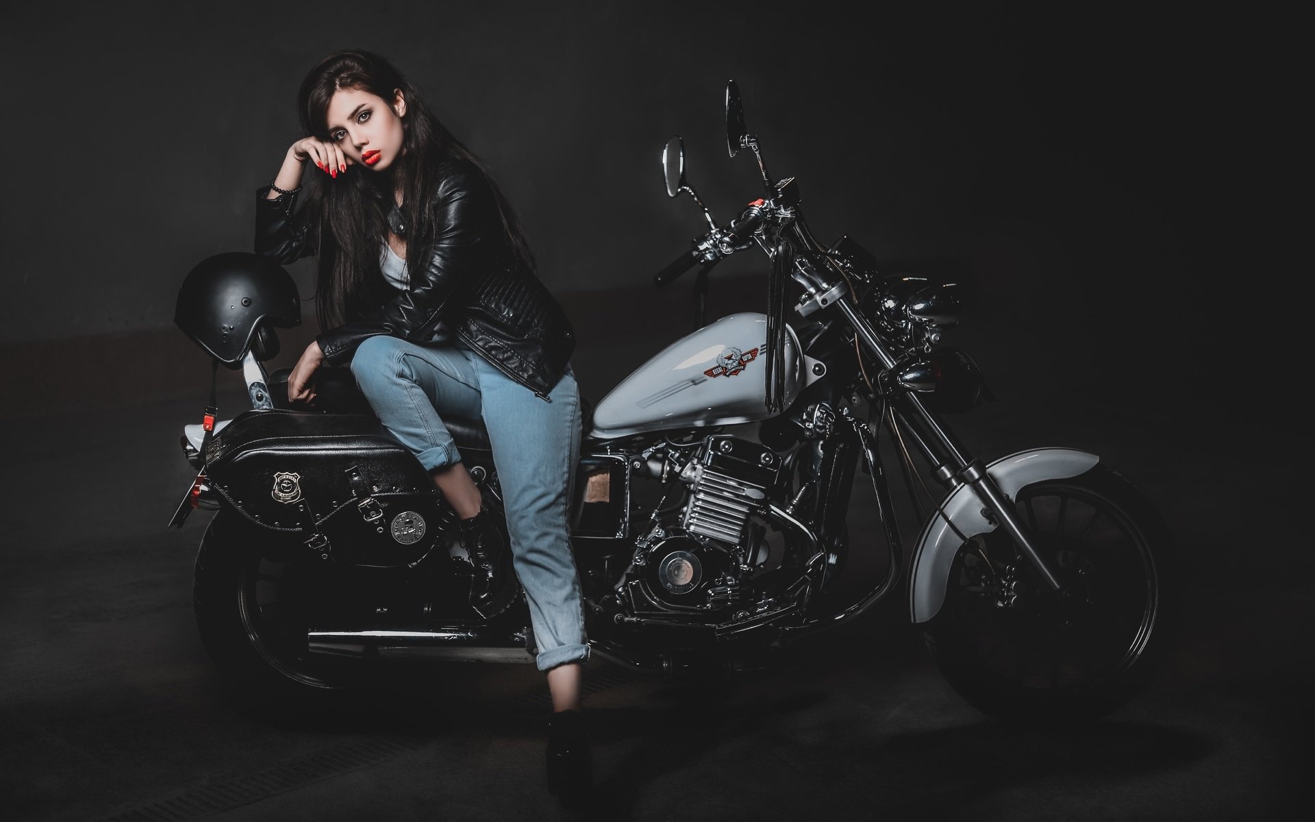 Biker girls: style and drive brings the glow — live moments in Jiamusi
