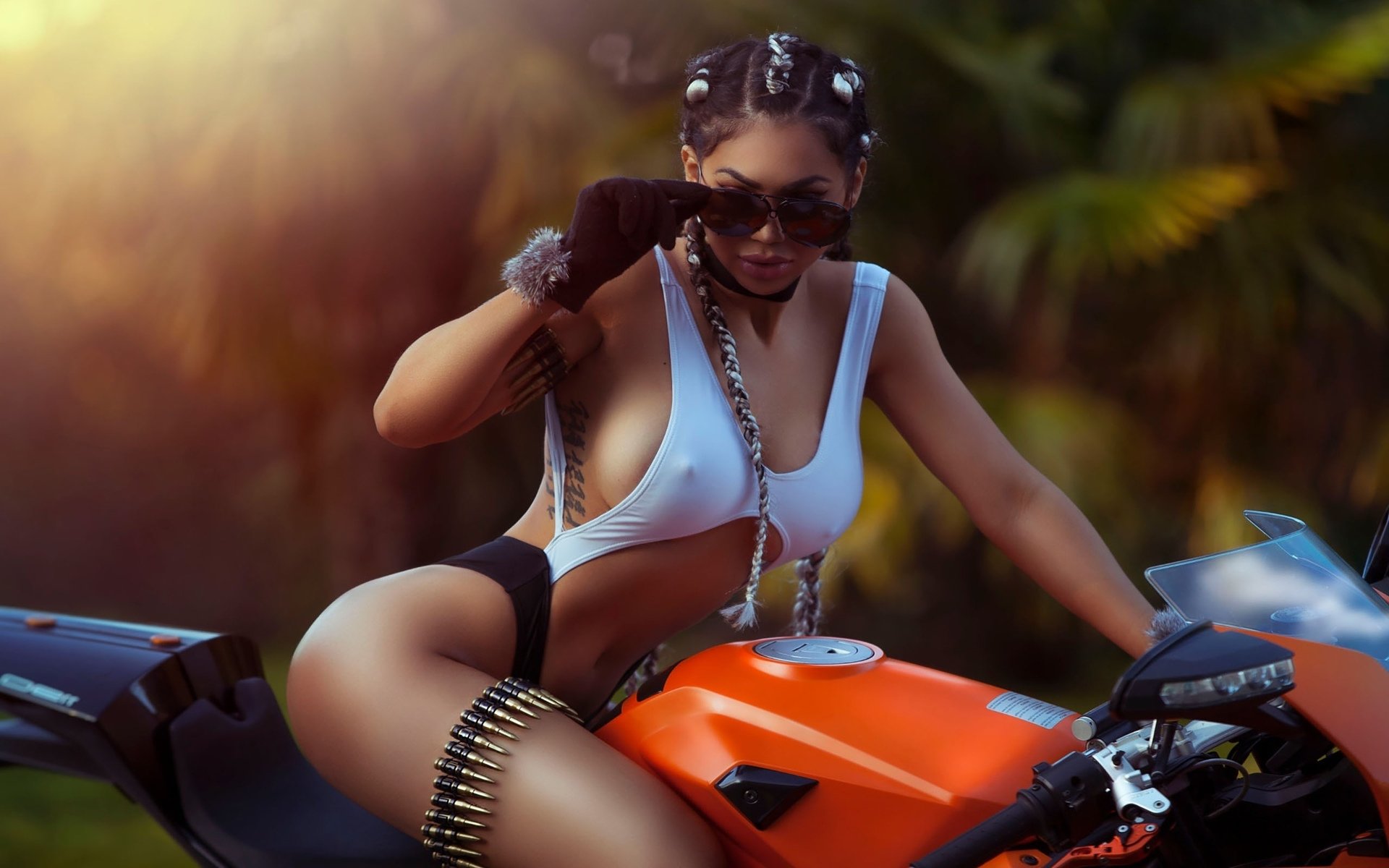 Take a pause and enjoy Girls with tattoos and motorcycles — streaming from Jiamusi