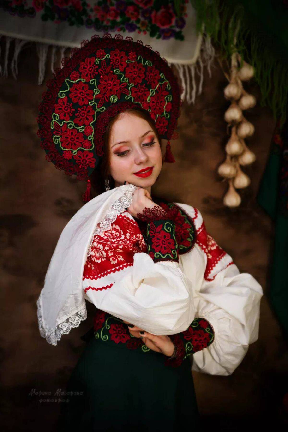 Take a pause and enjoy Women in Slavic costumes — streaming from Jiamusi
