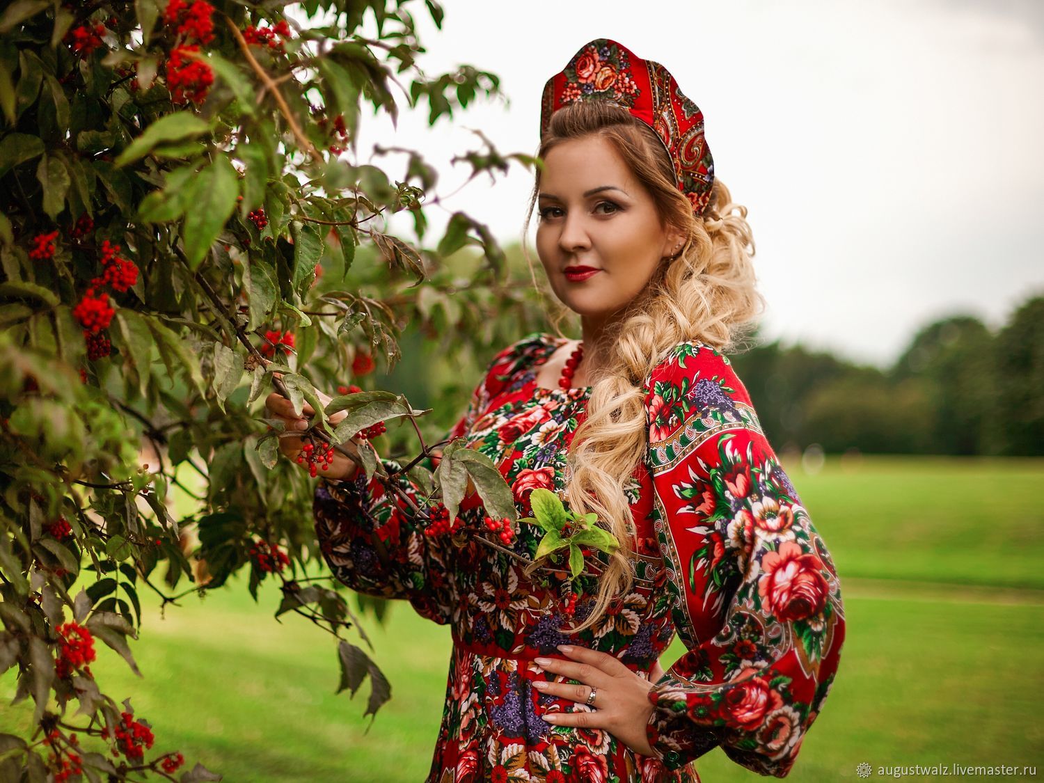 Join Women in Slavic costumes live — chat now