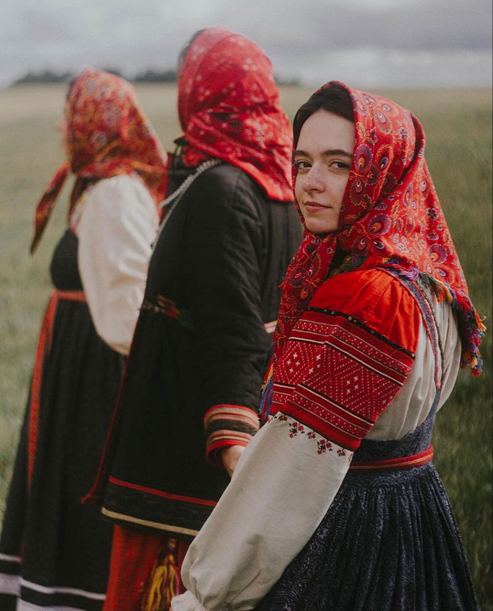 Women in Slavic costumes’s look of the day — catch her live in Jiamusi